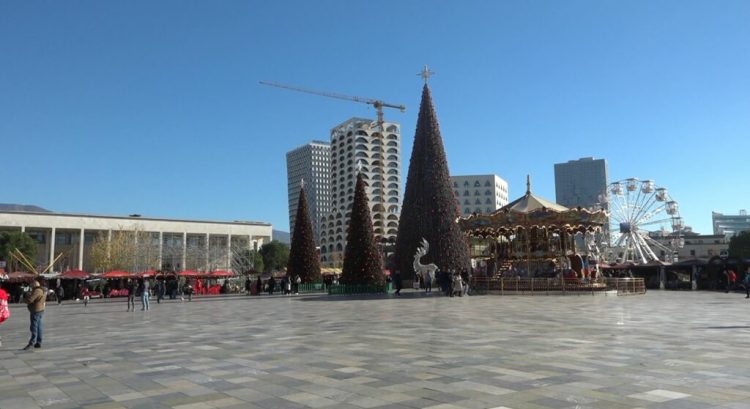 Të huajt, interes për të vizituar Shqipërinë për festa. Ja qytetet e preferuara
