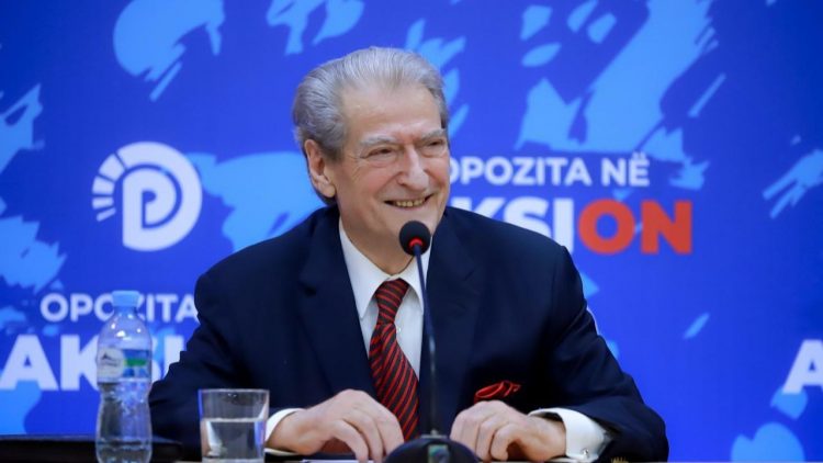 Pensionistët/ Berisha propozon kartën e konsumatorit: Çdo pensionist do kompensohet për TVSH që paguan për produktet e shportës