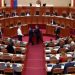 Shehaj vijon bllokimin e foltores së Kuvendit, Noka shtyn deputetin: M’u hiq sysh! Ik tani! Je bërë kloun i… 