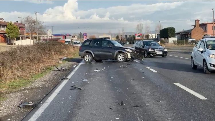 Aksident i trefishtë në aksin Lezhë-Milot, mes tyre edhe autobusi i nxënësve