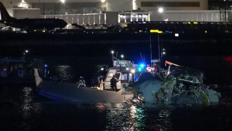 VIDEO/ Avioni me 64 pasagjerë në bord përplaset me një helikopter ushtarak në SHBA, gjenden trupat e 18 viktimave