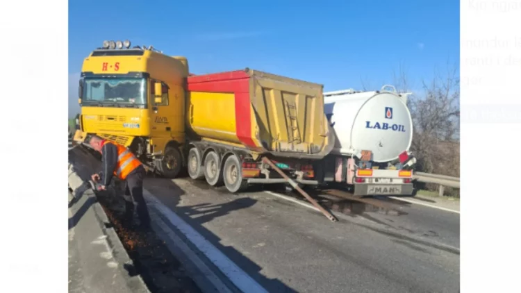 Aksident në autostradën Tiranë-Durrës, përplasen dy mjete të tonazhit të rëndë