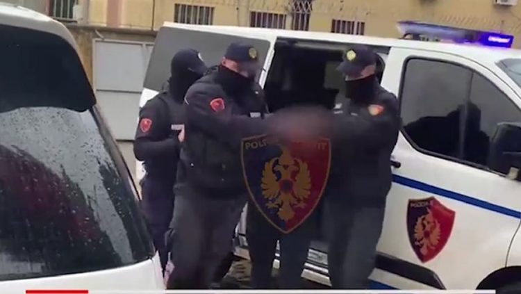 Theu arrestin e shtëpisë/ 35-vjeçari kapet me kanabis në makinë, nuk kishte as patentë