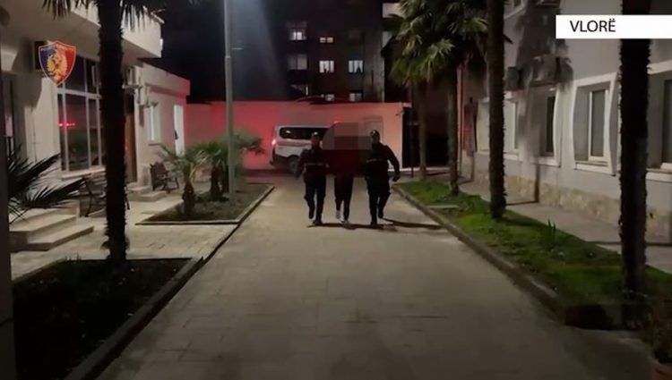 Vlorë/ Tentoi të vidhte një automjet me karrotrecin e tij, policia arreston 31-vjeçarin