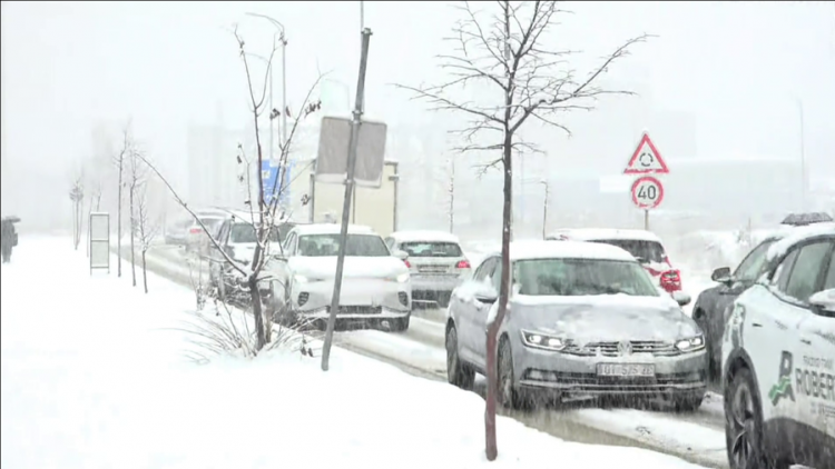 Dëborë dhe acar në Kosovë, bllokohen disa rrugë në Prishtinë
