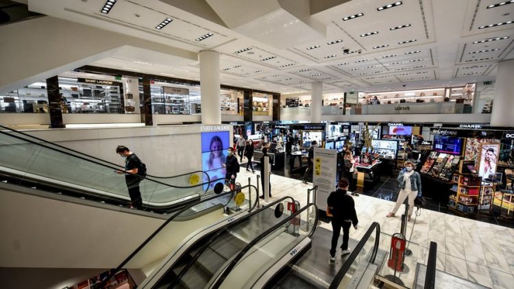25-vjeçarja shqiptare kapet duke u larguar pa paguar veshjet dhe çantat në vlerë 7 mijë euro në Milano 