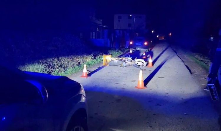 Aksident në Fier/ Drejtuesi i motorit përplaset me këmbësorin, përfundojnë të dy në spital 