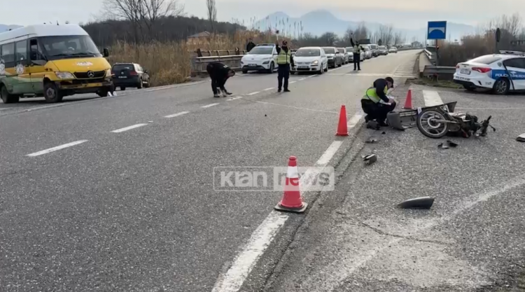 Aksident i rëndë në aksin Lezhë-Shkodër, furgoni përplaset me motorin