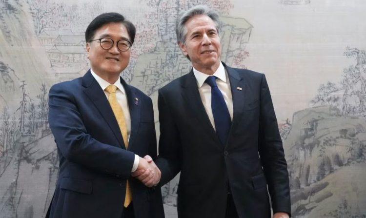 Koreja e Veriut teston një raketë gjatë vizitës së Blinkenit në Seul