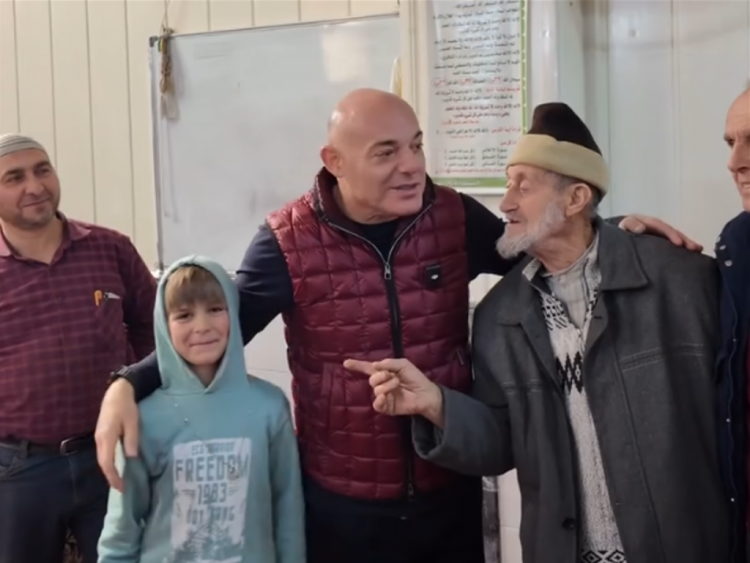 “E pabesueshme!” Fevziu në xhaminë e shqiptarëve në Damask, 77-vjeçari i prezanton nipin: Djali i çikës tem!