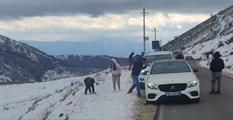 Dëbora shton vizitorët në malin e Tomorrit