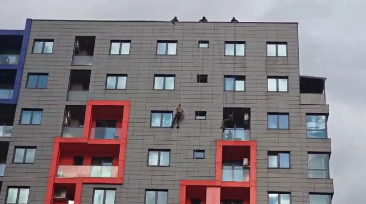 “Jam dhunuar!”/ Pas denoncimit e reja mbyll derën e banesës, forcat RENEA futen në apartament nga dritarja