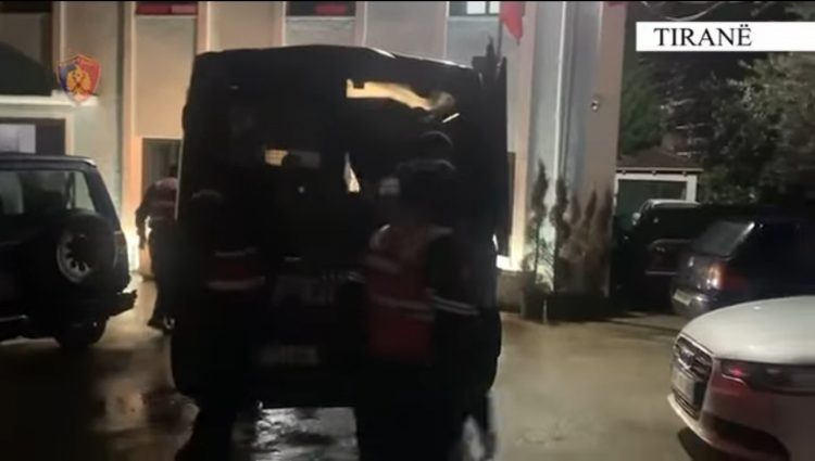 Nga vjedhja me armë zjarri tek dhunimi i një shtetasi, vihen në pranga dy vëllezërit nga Kruja