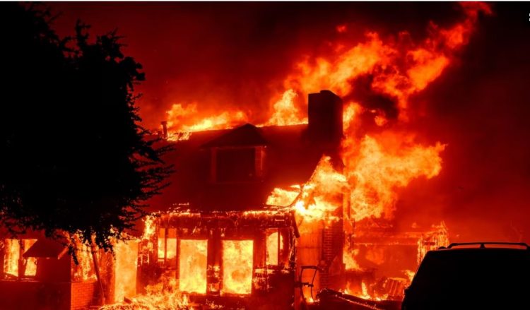 Biden, fonde federale shtesë për shuarjen e zjarreve në Kaliforni