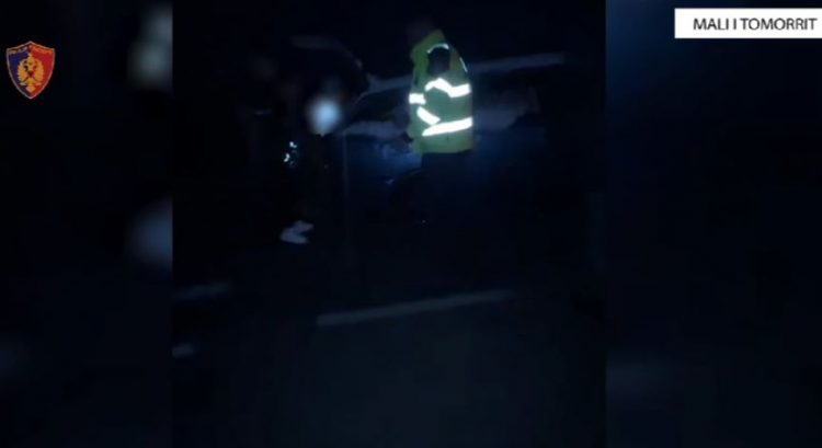 Kishin mbetur të bllokuar në malin e Tomorrit, Policia Rrugore i vjen në ndihmë familjes prej 5 anëtarësh