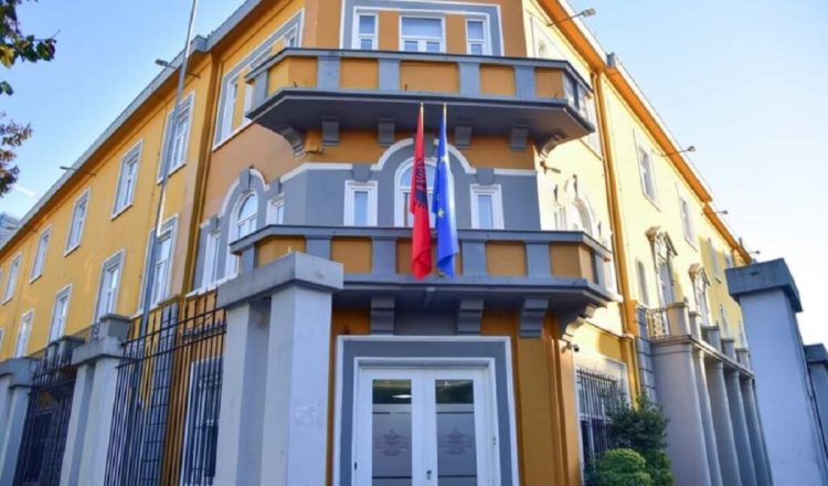 Moti i keq/ Ministria e Arsimit: Pezullohet përkohësisht mësimi në 77 shkolla në disa zona të vendit