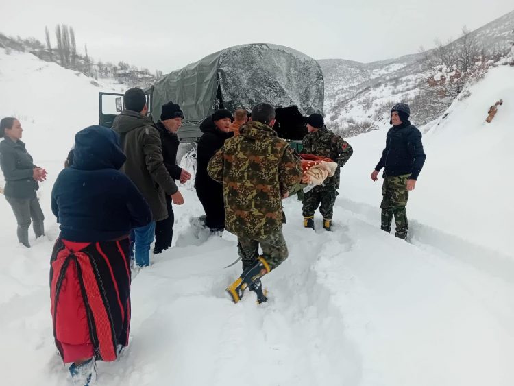 Reshjet e dëborës/ Forcat e Armatosura transportojnë fëmijën e sëmurë nga Ostreni drejt Bulqizës