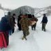Reshjet e dëborës/ Forcat e Armatosura transportojnë fëmijën e sëmurë nga Ostreni drejt Bulqizës