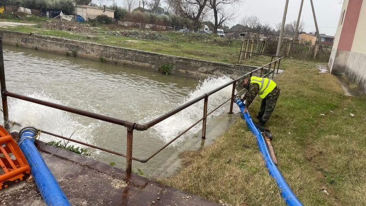 “Po punohet për heqjen e dherave në Lanabregas”/ Ministri Vengu: Në Vlorë vijon operacioni i tërheqjes së ujërave