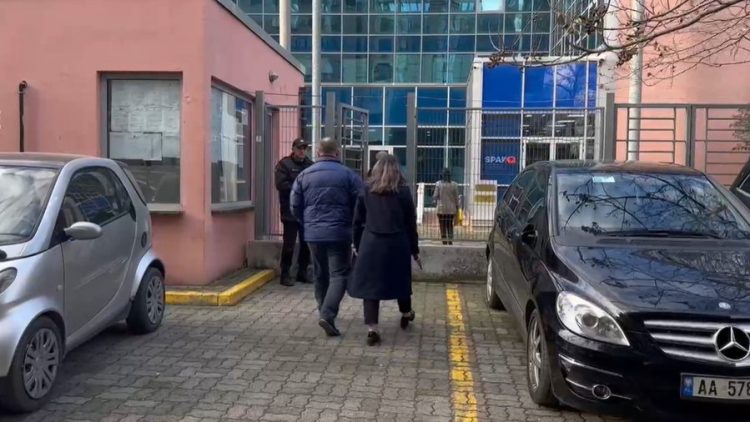 Nën akuzë për shpërdorim detyre/ Kryebashkiaku i Devollit, Eduard Duro paraqitet në SPAK