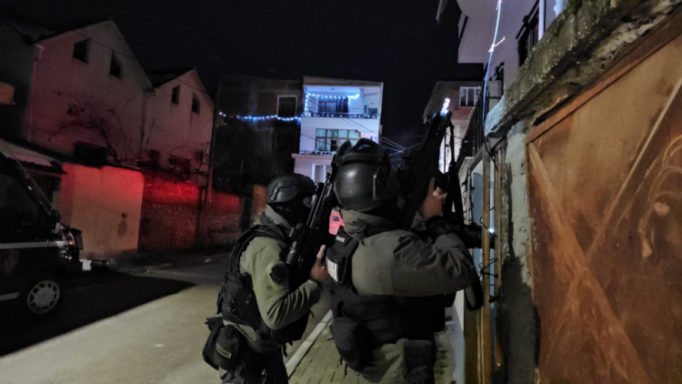 RENEA, FNSH e “Shqiponjat” zbarkojnë në Pogradec, rrethohet banesa e Erjon Llapushit