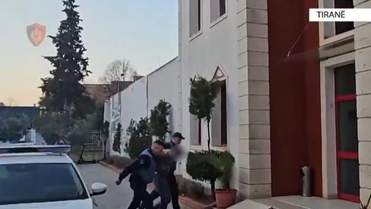 Vidhte pjesë makinash/ Arrestohet 21-vjeçari në Tiranë, iu gjet në banesë një armë zjarri