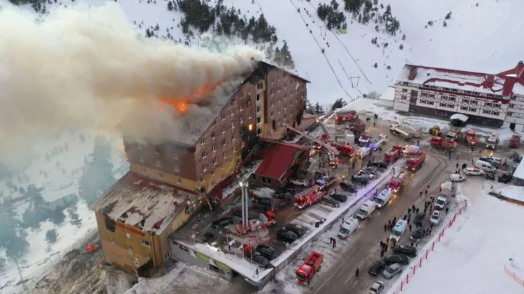 Turqi/ Një zjarr përfshin resortin e skive, humbin jetën 66 persona