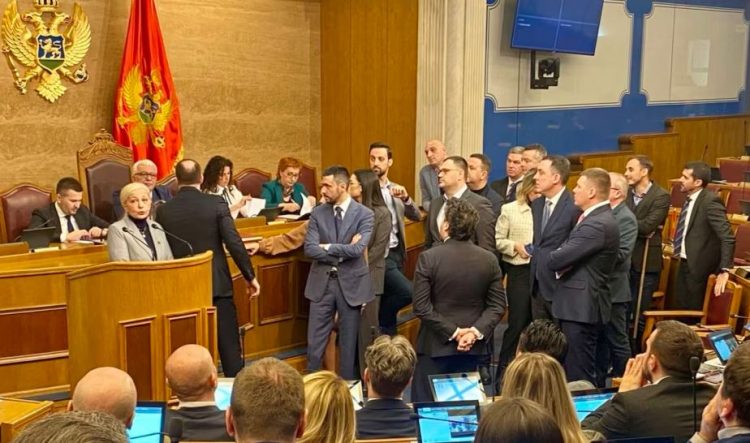 Kaos në Kuvendin e Malit të Zi, opozita bllokon seancën e Kuvendit dhe pengon miratimin e buxhetit