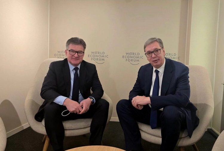 Lajçak dhe Vuçiç takohen në Davos, diskutojnë për dialogun Kosovë-Serbi