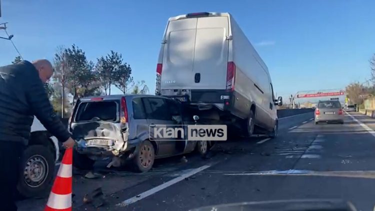 2 aksidente njëri pas tjetrit në autostradën Durrës-Tiranë, shoferët në spital