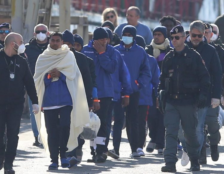 Me qese e rroba në duar, zbresin nga anija italiane 49 emigrantët nga Egjipti dhe Bangladeshi