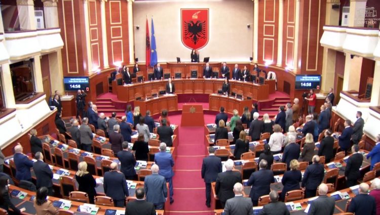 Seanca parlamentare/ Kuvendi e nis me 1 minutë heshtje në nder të kryepeshkopit Anastas