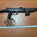 Mbante pa leje në banesë një kallashnikov dhe municion luftarak, arrestohet 31-vjeçari në Peqin