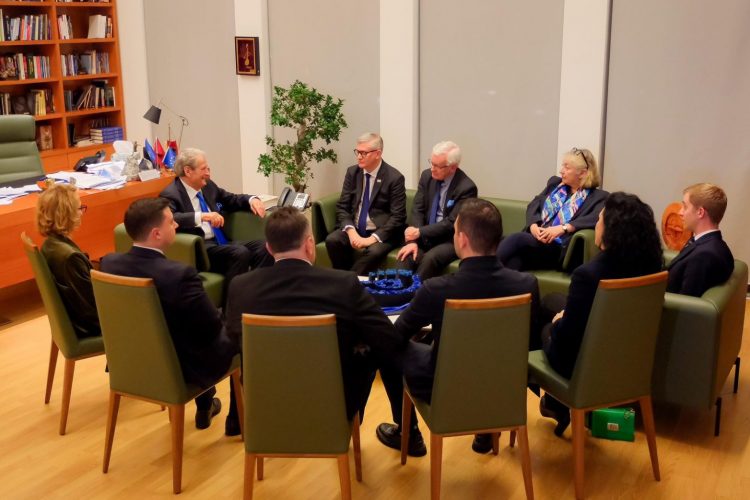 Berisha pret deputetët konservatorë britanikë në seli: Vota e diasporës, kyçe për ndryshim në Shqipëri!