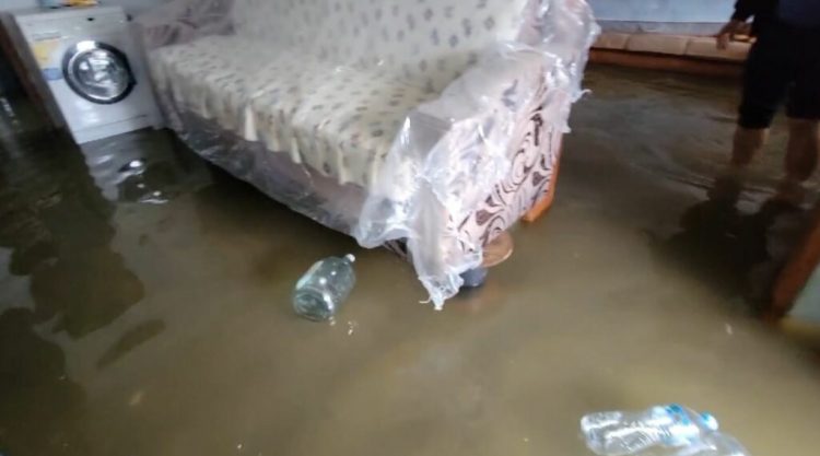 Tërhiqet uji nga zonat e përmbytura në Durrës