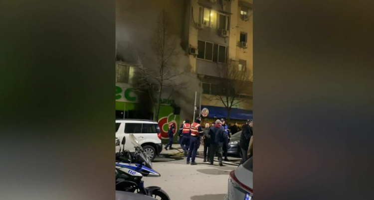 Zjarri në pallatin në Tiranë, flet drejtori i zjarrfikëses: Dyshimet si nisën flakët