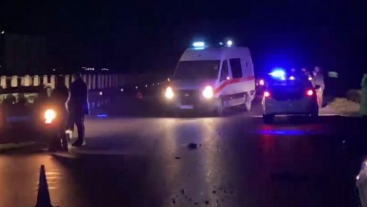 Makina e policisë përplaset me një automjet tjetër në aksin Mitrovicë-Pejë, 3 të vdekur dhe 5 të plagosur