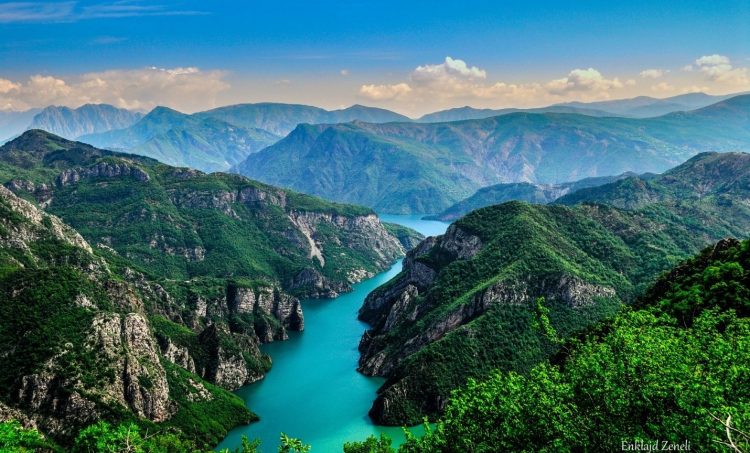 Gjendet një trup i pajetë në ujërat e liqenit të Komanit