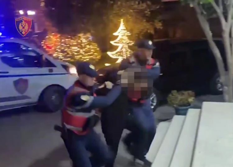 Emri/ Shpërndante drogë në qytet, arrestohet 24-vjeçari. Policia i sekuestron dozat e gatshme për shitje 