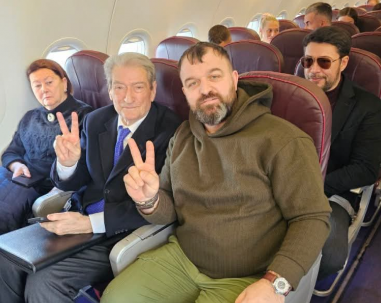 Nën shoqërinë e bashkëshortes dhe djalit, Sali Berisha fluturon drejt Gjermanisë, për herë të parë pas ndryshimit të masës së sigurisë