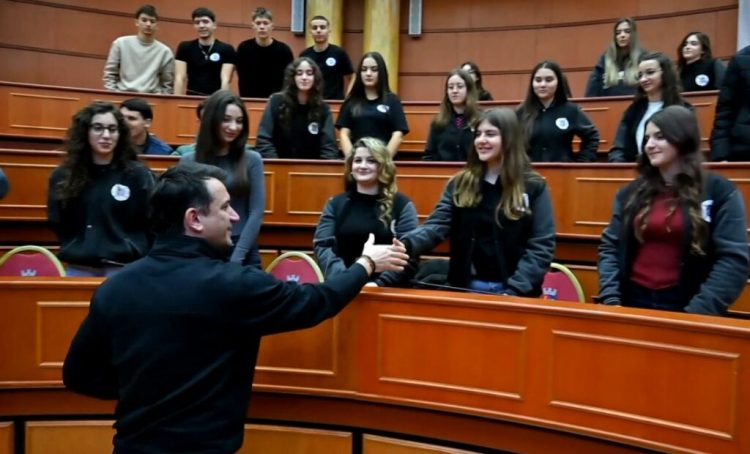 Veliaj takim me nxënësit ekselent të Tiranës: Mbështetja ndaj njëri-tjetrit, rruga drejt suksesit