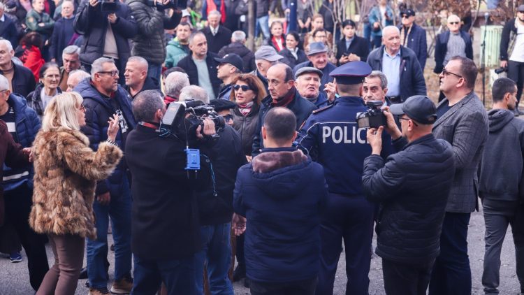 Opozita proteston përsëri para Bashkisë së Tiranës, qytetarët kërkojnë lirimin e rrugës