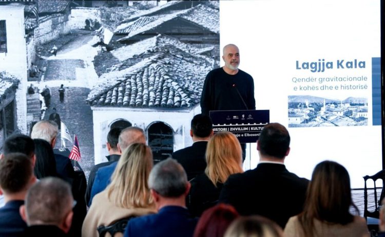 Rama thumbon Berishën nga Elbasani: Të këndojë këngën e kukuvajkës me pamjen e kanarinës 