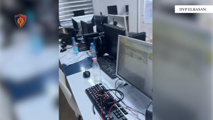 Elbasan/ Mashtronin shtetas të huaj përmes telefonit, për të investuar në bursa fiktive/ Vihen në pranga 13 shtetas, nën hetim 5 të tjerë