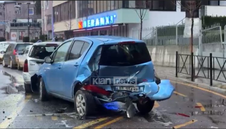 “Audi” në Lezhë përplaset me 5 makina të parkuara, shoferi përfundon në spital