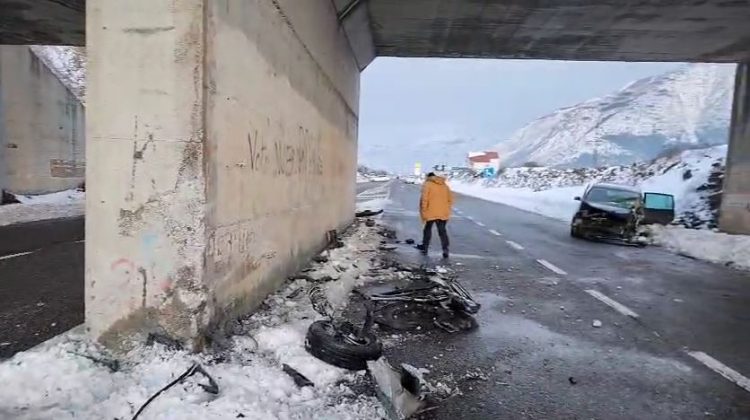 Shoferi humb kontrollin e automjetit dhe përplaset me kollonën e urës në Bulqizë