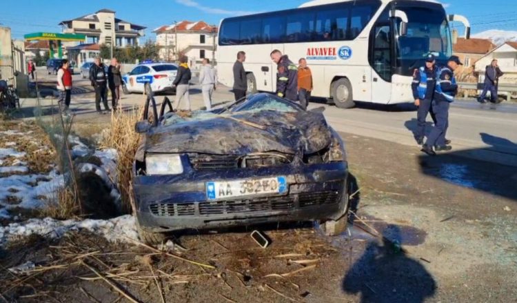 Foto/Aksident i frikshëm në kryqëzimin e fshatit Libonik në Korçë, shpëton pa dëmtime drejtuesi 
