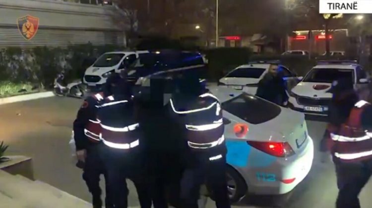 Video/ Pasagjeri me pistoletë në makinë, “merr në qafë” edhe shoferin 