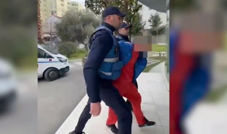 Emri/ Me kallashnikov në lokalin ku u përfshi në sherr me disa persona, arrestohet 35-vjeçari!  