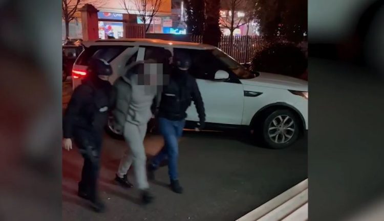 Emri/ Tentoi të vriste me armë zjarri një person, arrestohet 30-vjeçari në Durrës